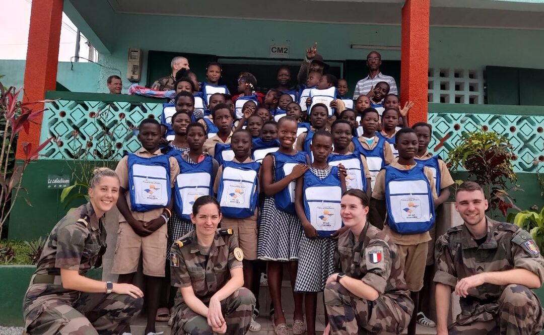 Distribution de kits scolaires par les Eléments Français en Côte d’Ivoire