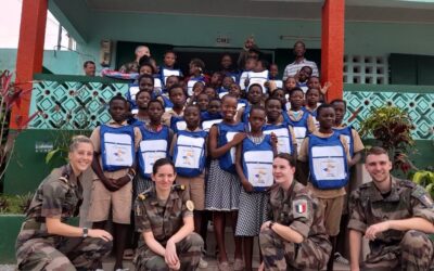 Distribution de kits scolaires par les Eléments Français en Côte d’Ivoire